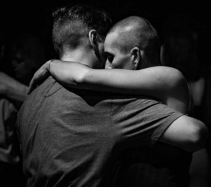 coppia abbracciata - lezioni di tango a modena